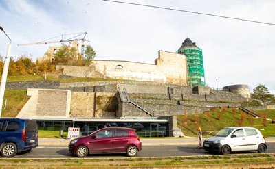Die Schlossterrassen nach der offiziellen Freigabe am Montag: Rechts neben dem Roten Turm ist die Aussichtsplattform zu sehen. Der Turm selbst ist noch eingerüstet: Er gehört dem Freistaat Sachsen. 