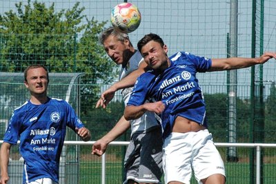In den vergangenen Jahren lieferten sich Barkas Frankenberg und der Hainichener FV immer wieder intensive Duelle. So auch in dieser Szene aus dem vergangenen April, in der Sebastian Schulze (l.) und Frankenbergs Felix Ebert um den Ball kämpfen. 