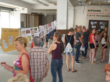 Zahlreiche Interessenten warfen einen Blick ins ehemalige Schocken-Kaufhaus und schauten sich dabei auch die Ideen der Jugendlichen für eine mögliche Nutzung des Gebäudes an.