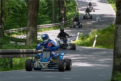 Thomas Gernhardt aus Freital (vorn) auf seinem Yamaha-Quad: Kurvenreiche Strecken wie die Staatsstraße 163 durch die Sächsische Schweiz sind das bevorzugte Terrain für ihn und seine Quadfreunde.
