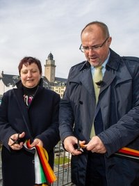Kerstin Wolf und OB Steffen Zenner mit der symbolischen Freigabe.