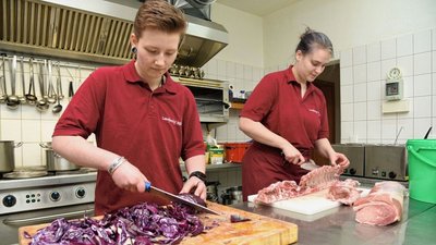 Sorgen seit vergangenem Jahr für frischen Wind in der Küche: Lea Denise Kutsche und Jenny Losleben (von rechts). 