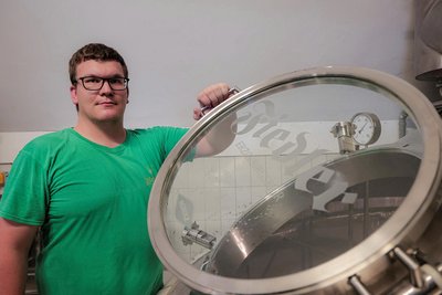 Mit Sebastian Müller steht nun der dritte Braumeister bei Fiedlers mit seinem Fachwissen bereit. Der junge Mann, Fiedlers Schwiegersohn in spe, fühlt sich im Erzgebirge wohl.
