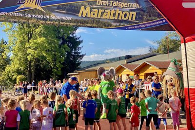 Punkt 10.10 Uhr startete der Jubiläumstag auf dem Sportplatz in Eibenstock mit dem ersten Lauf: Die Jüngsten zeigten, was sie auf 1,2 Kilometer draufhaben.