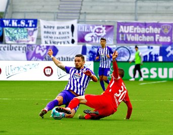 Der FC Erzgebirge Aue hat sich vorübergehend auf Platz drei in der 2. Fußball-Bundesliga geschoben. Am Sonntag bezwangen die "Veilchen" im heimischen Erzgebirgsstadion den 1. FC Heidenheim mit 2:1 (0:0). 