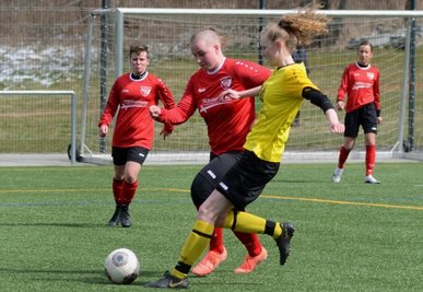 Die zweifache Rodewischer Torschützin Jenny Bergner (Mitte) wird hier von Lara Schlegel (im gelben Trikot) vom Ball getrennt.