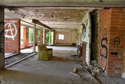 Ein Blick in eines der halbverfallen Gebäude der ehemaligen Ferienanlage bei Schönberg.