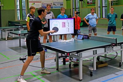 Die Spezialtechnik zum Tischtennistraining hat Hermann Mühlbach (links) mit nach Hohenstein-Ernstthal gebracht. In diesem Fall wurde die Ballrotation bei Schlägen von Nick Neumann-Manz (rechts) gemessen. 