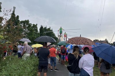 Zahlreiche Besucher ließen sich selbst vom Nieselregen nicht davon abhalten, die erste - historische - Hochseilshow der Geschwister Weisheit anzusehen.