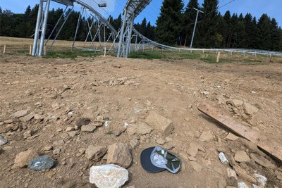 Gleich im ersten Kreisel flog das Basecap weg. Das Einsammeln war eine anstrengende Angelegenheit. Das Gelände direkt unterhalb der Bahn wird übrigens wieder eine Wiese.
