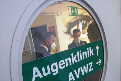 Im selben Gebäude: Augenarztzentrum und Augenklinik.