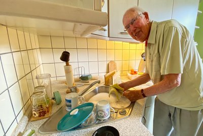 Herbert Uhlig wäscht selbstverständlich noch selbst ab – und das jeden Tag.
