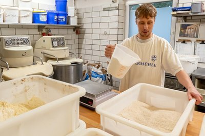 Danilo Nösel bereitet am Nachmittag die Teigmischungen für den nächsten Tag vor.