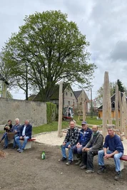 Helbigsdorfer auf den neuen Bänken am geplanten Dorfzentrum neben dem Spielplatz.