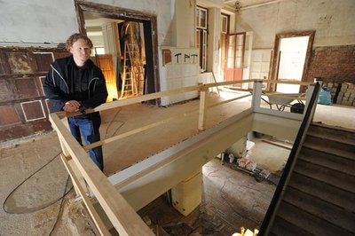 Unternehmer und Kommunalpolitiker Lars Fassmann im Oktober 2015 in der ehemaligen Konsum-Villa an der Rosenbergstraße, die er sanieren lässt. Dort wurde eingebrochen - und Fassmann ging bei der Fahndung nach den Tätern einen umstrittenen Weg.