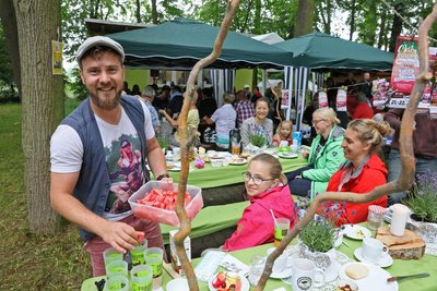 Familie Drese erhielt einen Präsentkorb, gesponsort von der dm-Drogerie in Fraureuth, für den am besten geschmückten Frühstückstisch.