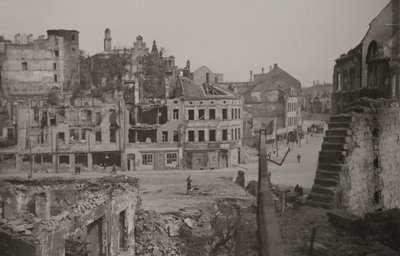 Ein historisches Foto zeigt die zerstörte Bebauung am Neustadtplatz entlang der Syrastraße/Ecke Hammerstraße. 