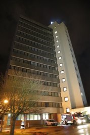 Am 2. Februar 2020 gegen 2.30 Uhr war im zwölften Stockwerk des Bürohauses im ITC Industrie- und Technologiepark ("Heckert") ein Feuer gelegt worden. Der Brandstiftung angeklagt ist ein Unternehmer und früherer Mieter von Büro- und Produktionsstätten im ITC-Gelände.