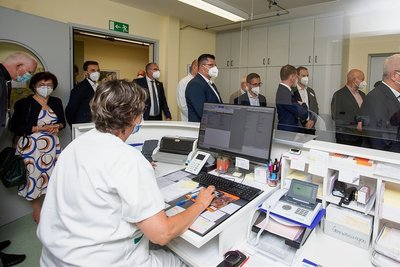 Dreh- und Angelpunkt: die Patientenanmeldung. Vertreter aus der Politik schauten sich am Mittwoch in den hergerichteten Praxisräumen um.