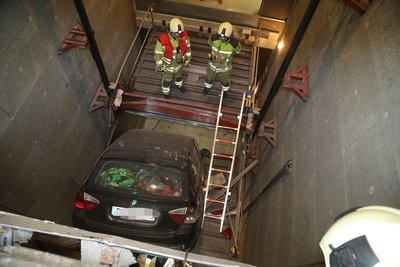 Eine Frau fuhr mit ihrem Auto durch die geschlossene Tür des Lastenaufzuges und stürzte etwa sechs Meter in die Tiefe.