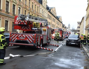 In der Küche eines Mehrfamilienhauses an der August-Bebel-Straße in Oelsnitz ist am Freitagnachmittag ein Feuer ausgebrochen. 