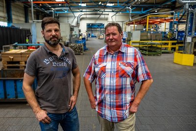Die jüngst leere Schweißhalle füllt sich wieder. Darüber freuen sich die Betriebsräte Steffen Schubert (r.) und Frank Ficker. Zurzeit arbeiten in der Halle 25 Mitarbeiter in drei Schichten.