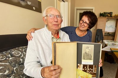 Herbert Uhlig mit seiner Tochter Ingrid Springer – das alte Bild in seiner Lebenschronik zeigt den 99-Jährigen, als er 17 Jahre jung gewesen ist.