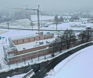 Blick auf die Norma-Baustelle an der B 173 aus der Vogelperspektive: Die Baukosten für den Supermarkt schießen in die Höhe.