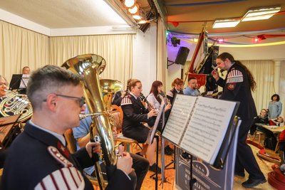 Der Feuerwehrmusikzug Neukirchen-Adorf bei seinem Jubiläumskonzert am Sonntag. Er ist der einzige Musikzug im Kreis Stollberg.