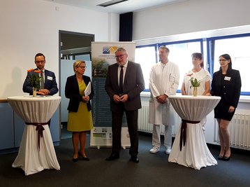 Sächsische Gesundheitsministerium Barbara Klepsch (2. v. l.) bei der Übergabe in Mittweida