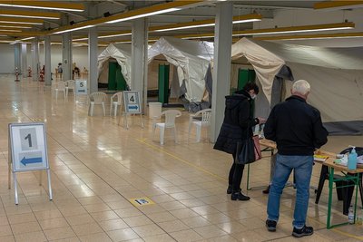 In der Halle des Impfpunktes Eich sind mit Zelten provisorische Behandlungsräume aufgebaut, in denen die Impfungen erfolgen - zwischen Weihnachten und Silvester auch für Kinder, ab Januar immer samstags.