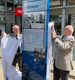 Rosenhof-Urgestein Siegfried Hempel (rechts) und OB Sven Schulze enthüllten die Tafel. 