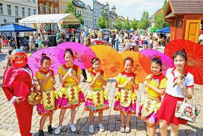 Die Tänzerinnen des Vereins der Vietnamesen werden wieder mit ihrem Programm auf der Bühne verzaubern.
