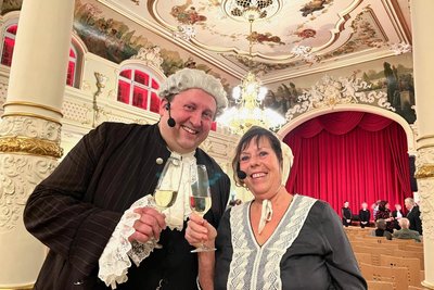 Der Weihnachtsmarkt von Hainichen reicht bis in den Rokokosaal des „Goldenen Löwen“ hinein, hier beim Neujahrsempfang: Thomas Kühn als Christlieb Ehregott Gellert und Verena Kermes als dessen Schwester Johanna Wilhelmine.