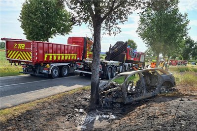 Unfälle von E-Autos erregen viel Aufsehen. So war es auch im Juli 2020, als in Brandenburg eine junge Frau mit ihrem Elektroauto gegen einen Baum prallte und in dem Wrack verbrannte. 
