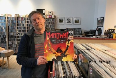 Jens Roscher mit einer der Manowar-Platten. Fünf hat er bestellt, drei konnte er ergattern. Nur eine der vielen Sondereditionen für den Samstag. 