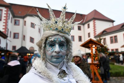 Im „Alten Schloss Penigk“ findet die Schlossweihnacht statt, 2024 war die Schneekönigin dabei /Foto).