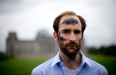 Der künstlerische Leiter Philipp Ruch, hier bei einer Aktion vor dem Reichstag in Berlin, darf sich fortan nur noch auf einen halben Kilometer Höckes Wohnhaus nähern.