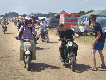 Am Rande der Fahrstrecken gab es beim Treffen im Juli 2019 mehr oder weniger gewollte Abkühlungen und jede Menge Spaß. 
