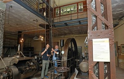 Investor Uwe Reinhold (rechts) erklärt in der Tuchfabrik Sebastian Dämmler die Technologie des Kettenkrans.