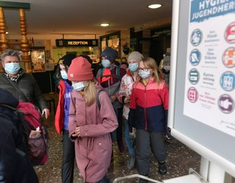 In der Jugendherberge "Am Mortelgrund" in Sayda wurde die Coronaschutzverordnung immer ernst genommen. Das Foto zeigt Ulrike Fink, die im November vergangenen Jahres prüft, ob alle Kinder einen Mund-Nasen-Schutz tragen. 