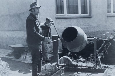 Herbert Uhlig im besten Mannesalter. Hier arbeitet er an der kleinen Brücke zu seinem Haus. Das Foto stammt aus den 1970er-Jahren.