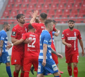 Der Zwickauer Angreifer Ronny König (links) holt sich nach dem Führungstor die Glückwünsche seiner Mitspieler ab. 