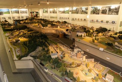 Im Modellbahnland Erzgebirge in Schönfeld ist Europas größte Spur-1-Anlage zu finden. Da gibt es viel zu entdecken.