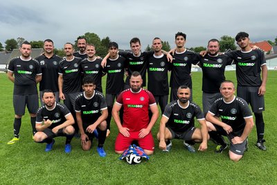 Das neue Team von Borea Freiberg vor dem Freundschaftsspiel bei der LSV Großhartmannsdorf II. Das Spiel ging zwar 0:9 verloren, die Großhartmannsdorfer zeigten sich anschließend aber sehr gastfreundlich.