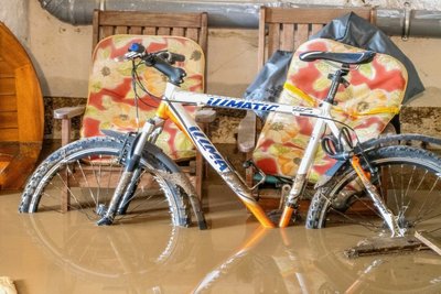 Entlang der Adorfer Hauptstraße drangen die Wassermassen in die Häuser, Keller und Garagen ein.