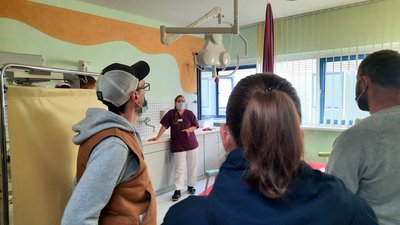 Leitende Hebamme Peggy Kruggel zeigt Interessierten zum Tag der offenen Kreißsaaltür den Geburtensaal des Krankenhauses in Mittweida .
