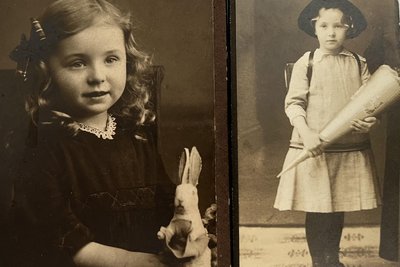 Irmgard Nitzsche zu ihrem Schulanfang 1914 und mit dem Schokohasen, der fürs Foto unbedingt gekauft werden musste.