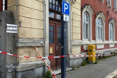 Der Briefkasten hinter dem Absperrband. Wer einen Brief einwerfen will, stellt sich die Frage, ob überhaupt noch geleert wird. 