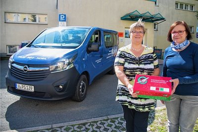 Petra Kröger (links) und Petra Böhrer vom Vorstand des Kaleb-Vereins in Plauen freuen sich über ein neues Fahrzeug. Der Kleinbus kommt auch zum Transport von Sachspenden zum Einsatz.